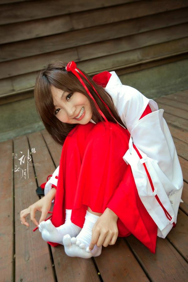    台湾正妹杨宜轩/Patty小猪《伪.神无月巫女》古风cosplay写真集，清纯气质完美还原日式巫女之美，古建筑背景展现冷艳灵动美感第52张图片