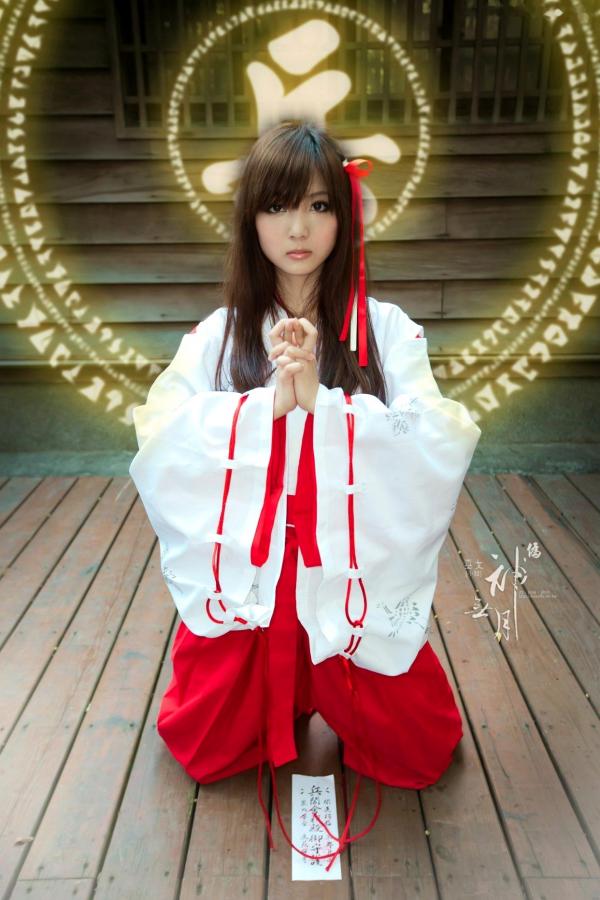    台湾正妹杨宜轩/Patty小猪《伪.神无月巫女》古风cosplay写真集，清纯气质完美还原日式巫女之美，古建筑背景展现冷艳灵动美感第53张图片