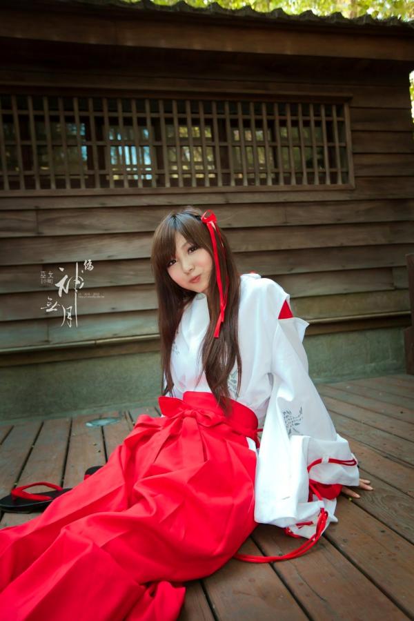    台湾正妹杨宜轩/Patty小猪《伪.神无月巫女》古风cosplay写真集，清纯气质完美还原日式巫女之美，古建筑背景展现冷艳灵动美感第55张图片
