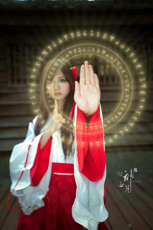    台湾正妹杨宜轩/Patty小猪《伪.神无月巫女》古风cosplay写真集，清纯气质完美还原日式巫女之美，古建筑背景展现冷艳灵动美感第56张图片