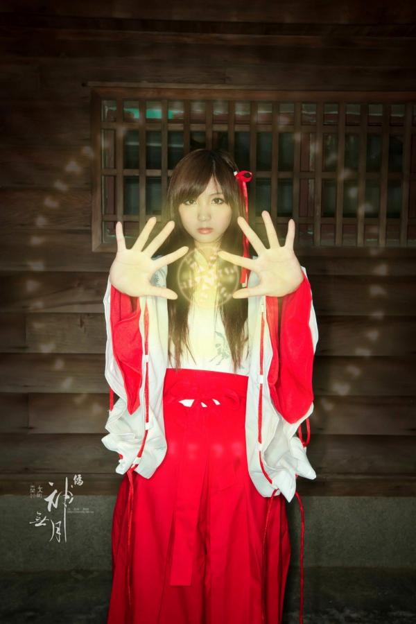    台湾正妹杨宜轩/Patty小猪《伪.神无月巫女》古风cosplay写真集，清纯气质完美还原日式巫女之美，古建筑背景展现冷艳灵动美感第57张图片