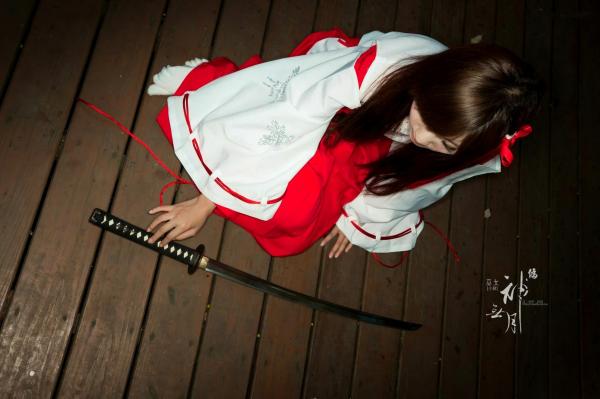    台湾正妹杨宜轩/Patty小猪《伪.神无月巫女》古风cosplay写真集，清纯气质完美还原日式巫女之美，古建筑背景展现冷艳灵动美感第59张图片