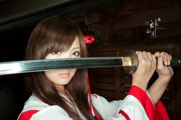    台湾正妹杨宜轩/Patty小猪《伪.神无月巫女》古风cosplay写真集，清纯气质完美还原日式巫女之美，古建筑背景展现冷艳灵动美感第60张图片