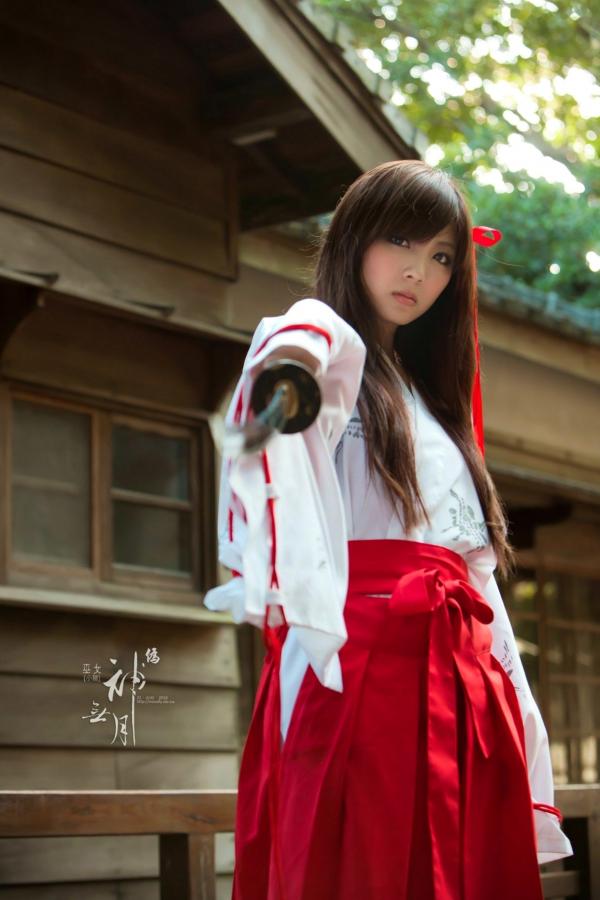    台湾正妹杨宜轩/Patty小猪《伪.神无月巫女》古风cosplay写真集，清纯气质完美还原日式巫女之美，古建筑背景展现冷艳灵动美感第62张图片