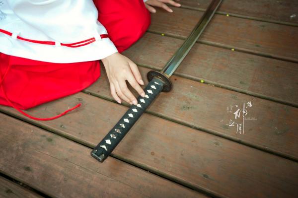    台湾正妹杨宜轩/Patty小猪《伪.神无月巫女》古风cosplay写真集，清纯气质完美还原日式巫女之美，古建筑背景展现冷艳灵动美感第63张图片