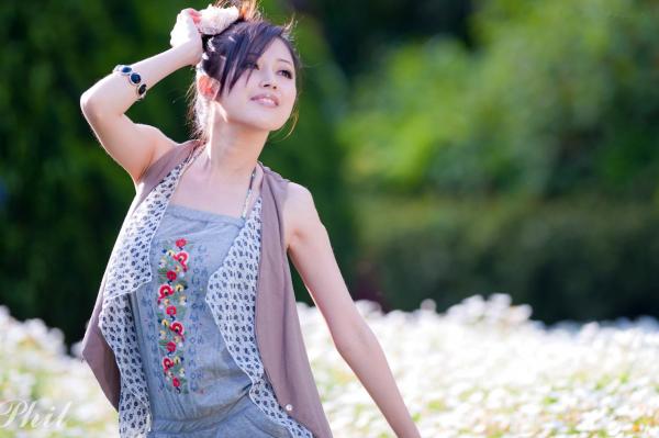    台湾女神Avy杜可薇花园户外清纯外拍，甜美阳光夏日吊带短裤写真集第1张图片