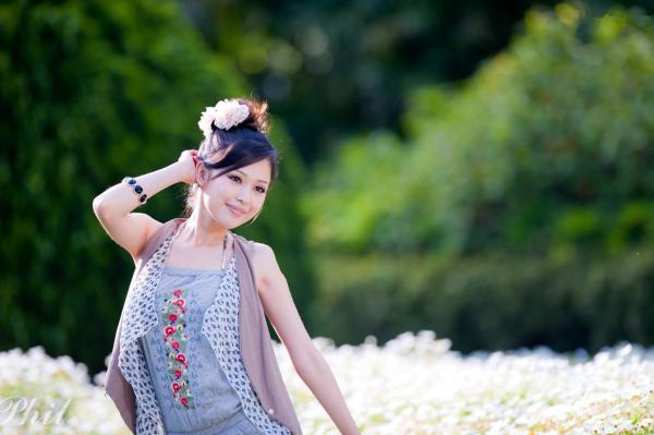    台湾女神Avy杜可薇花园户外清纯外拍，甜美阳光夏日吊带短裤写真集第2张图片