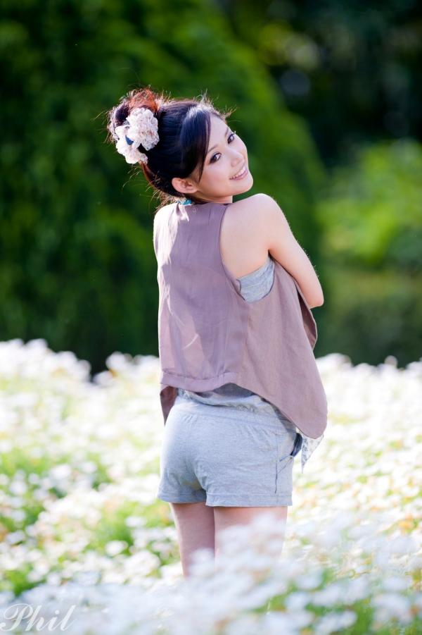    台湾女神Avy杜可薇花园户外清纯外拍，甜美阳光夏日吊带短裤写真集第5张图片