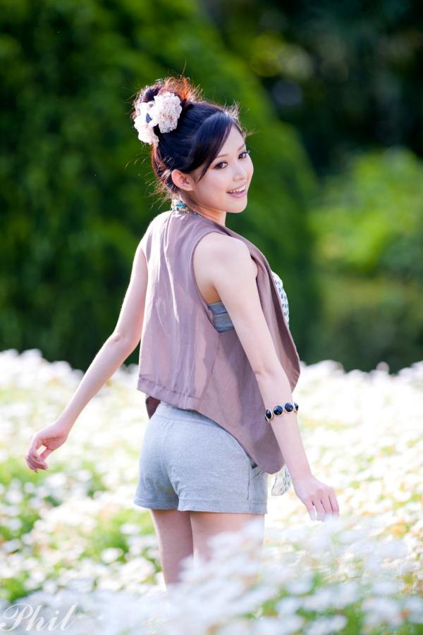    台湾女神Avy杜可薇花园户外清纯外拍，甜美阳光夏日吊带短裤写真集第6张图片