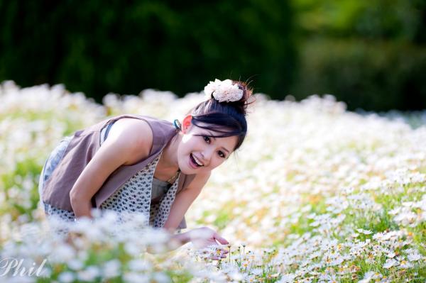    台湾女神Avy杜可薇花园户外清纯外拍，甜美阳光夏日吊带短裤写真集第19张图片