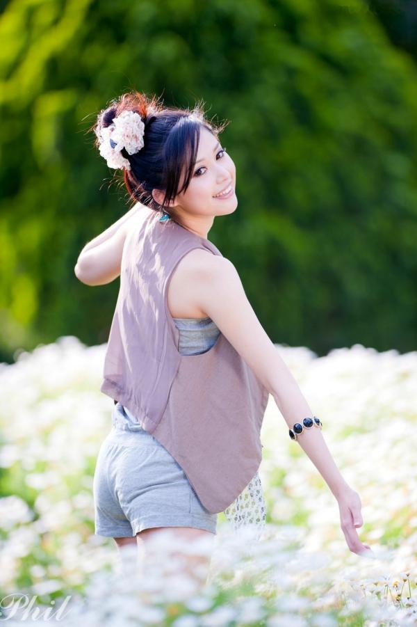    台湾女神Avy杜可薇花园户外清纯外拍，甜美阳光夏日吊带短裤写真集第21张图片