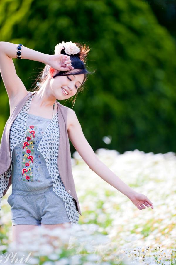    台湾女神Avy杜可薇花园户外清纯外拍，甜美阳光夏日吊带短裤写真集第24张图片