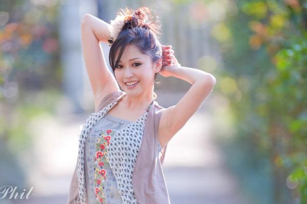    台湾女神Avy杜可薇花园户外清纯外拍，甜美阳光夏日吊带短裤写真集第38张图片
