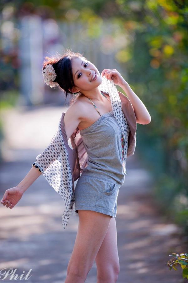    台湾女神Avy杜可薇花园户外清纯外拍，甜美阳光夏日吊带短裤写真集第54张图片
