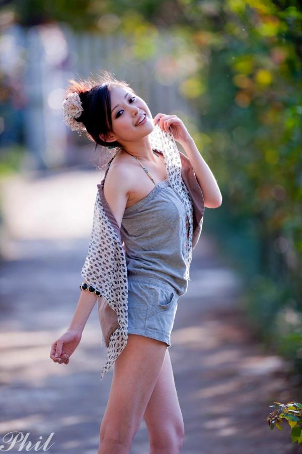    台湾女神Avy杜可薇花园户外清纯外拍，甜美阳光夏日吊带短裤写真集第55张图片
