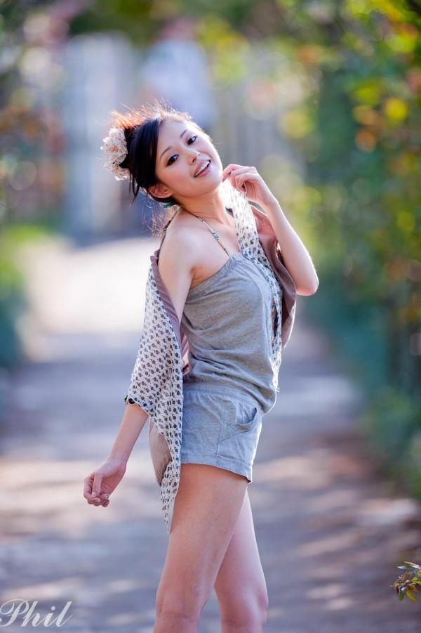    台湾女神Avy杜可薇花园户外清纯外拍，甜美阳光夏日吊带短裤写真集第56张图片