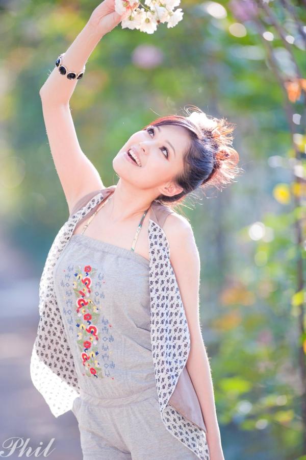   台湾女神Avy杜可薇花园户外清纯外拍，甜美阳光夏日吊带短裤写真集第59张图片