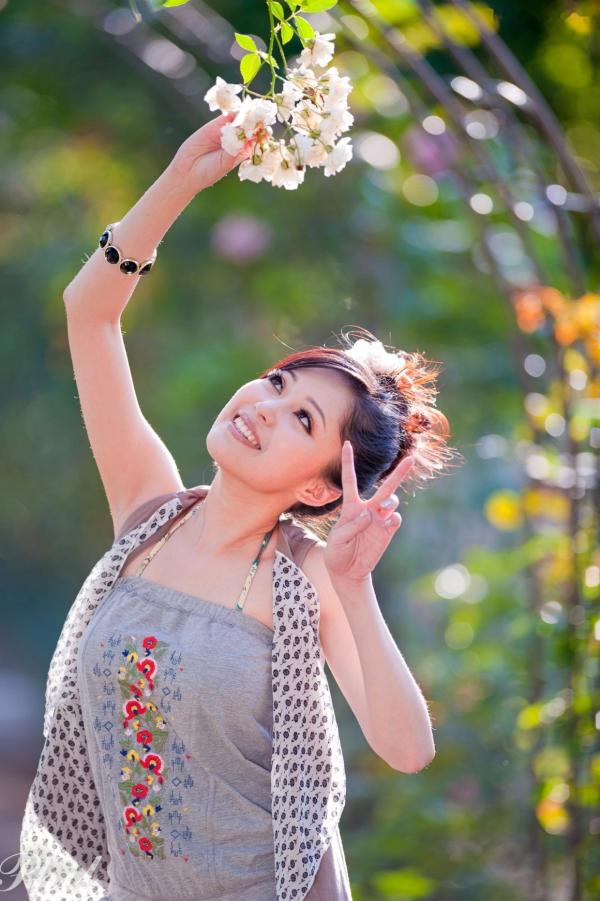    台湾女神Avy杜可薇花园户外清纯外拍，甜美阳光夏日吊带短裤写真集第62张图片