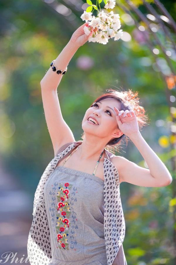    台湾女神Avy杜可薇花园户外清纯外拍，甜美阳光夏日吊带短裤写真集第63张图片
