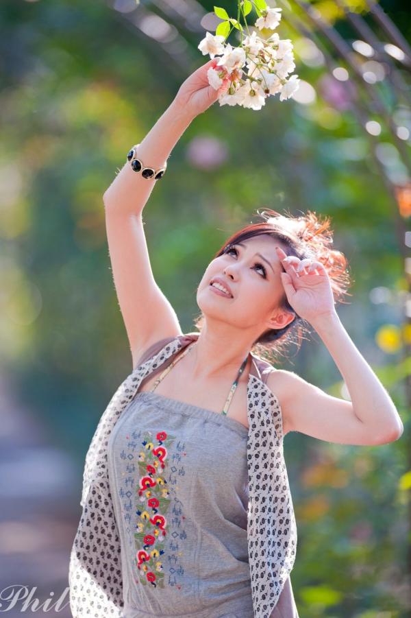    台湾女神Avy杜可薇花园户外清纯外拍，甜美阳光夏日吊带短裤写真集第64张图片