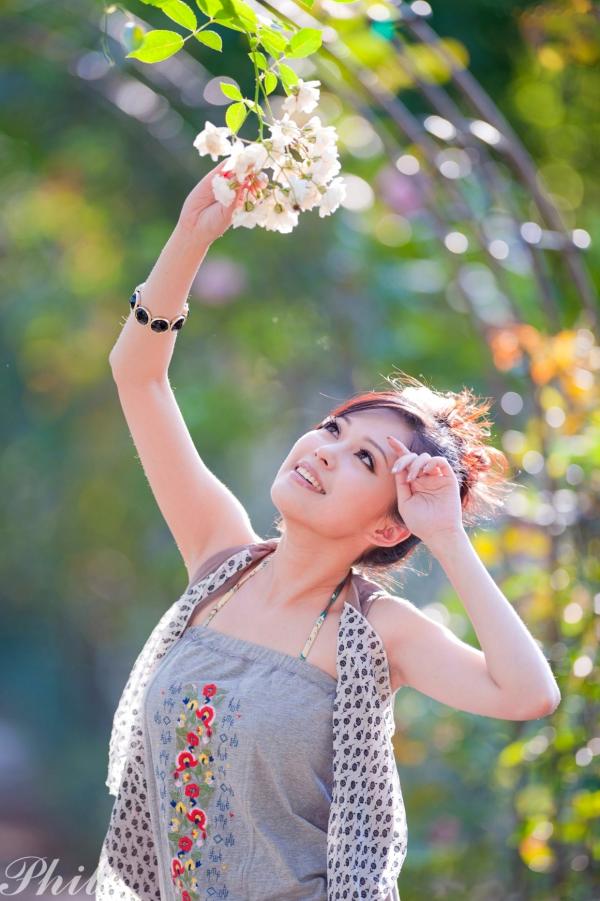    台湾女神Avy杜可薇花园户外清纯外拍，甜美阳光夏日吊带短裤写真集第66张图片