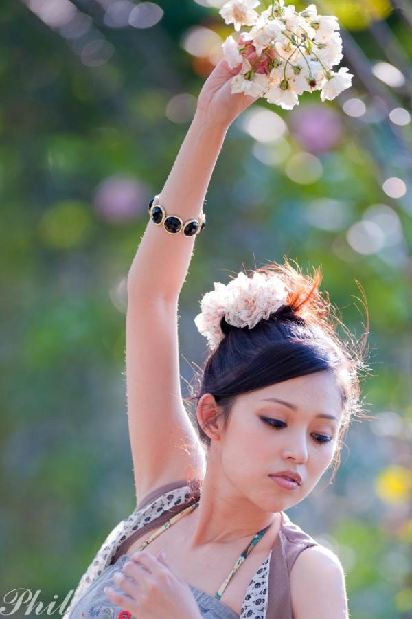    台湾女神Avy杜可薇花园户外清纯外拍，甜美阳光夏日吊带短裤写真集第73张图片