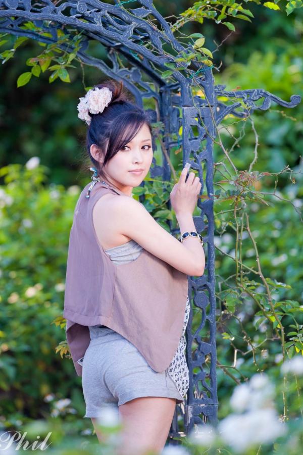    台湾女神Avy杜可薇花园户外清纯外拍，甜美阳光夏日吊带短裤写真集第77张图片