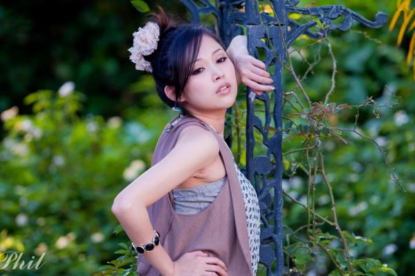    台湾女神Avy杜可薇花园户外清纯外拍，甜美阳光夏日吊带短裤写真集第80张图片