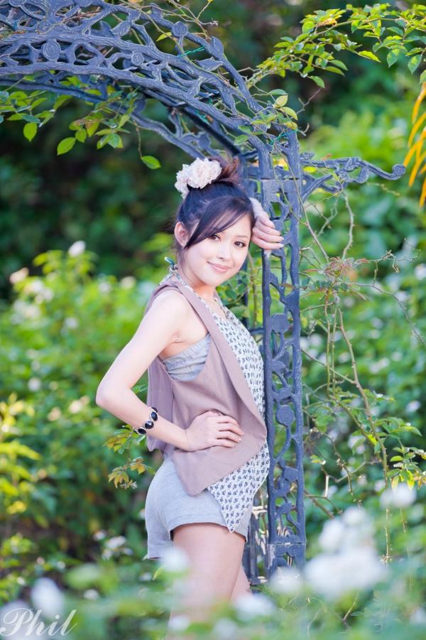   台湾女神Avy杜可薇花园户外清纯外拍，甜美阳光夏日吊带短裤写真集第81张图片