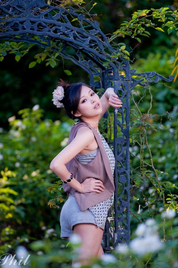    台湾女神Avy杜可薇花园户外清纯外拍，甜美阳光夏日吊带短裤写真集第82张图片