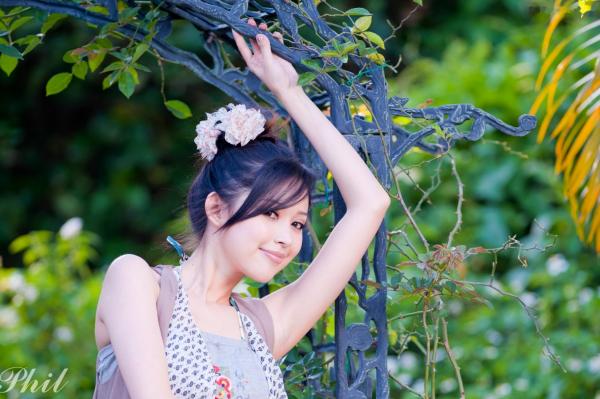    台湾女神Avy杜可薇花园户外清纯外拍，甜美阳光夏日吊带短裤写真集第86张图片