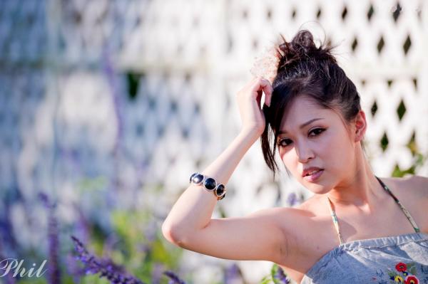    台湾女神Avy杜可薇花园户外清纯外拍，甜美阳光夏日吊带短裤写真集第89张图片
