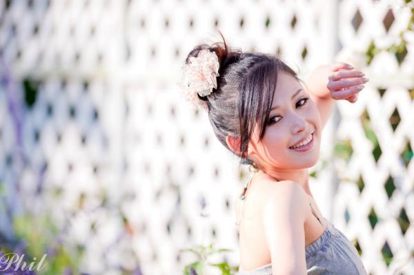    台湾女神Avy杜可薇花园户外清纯外拍，甜美阳光夏日吊带短裤写真集第90张图片