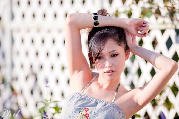    台湾女神Avy杜可薇花园户外清纯外拍，甜美阳光夏日吊带短裤写真集第92张图片