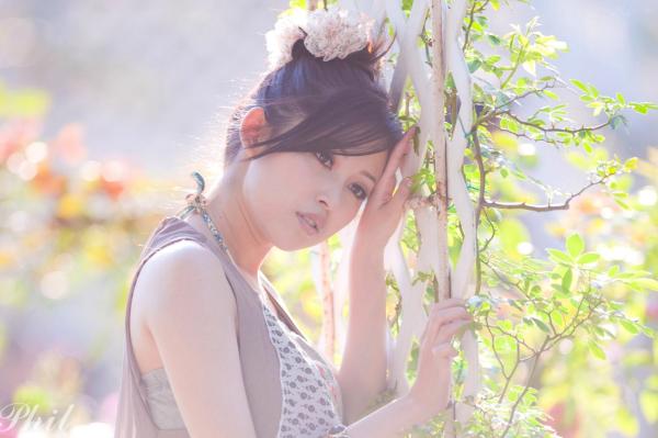    台湾女神Avy杜可薇花园户外清纯外拍，甜美阳光夏日吊带短裤写真集第95张图片