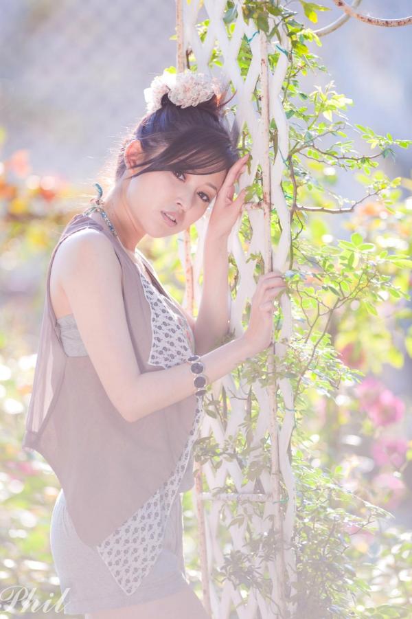    台湾女神Avy杜可薇花园户外清纯外拍，甜美阳光夏日吊带短裤写真集第96张图片