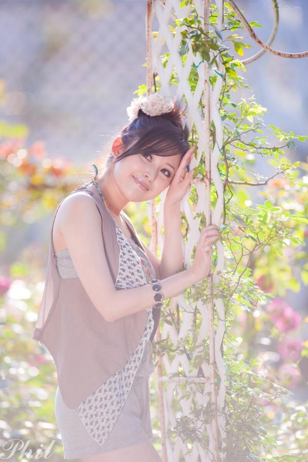    台湾女神Avy杜可薇花园户外清纯外拍，甜美阳光夏日吊带短裤写真集第99张图片