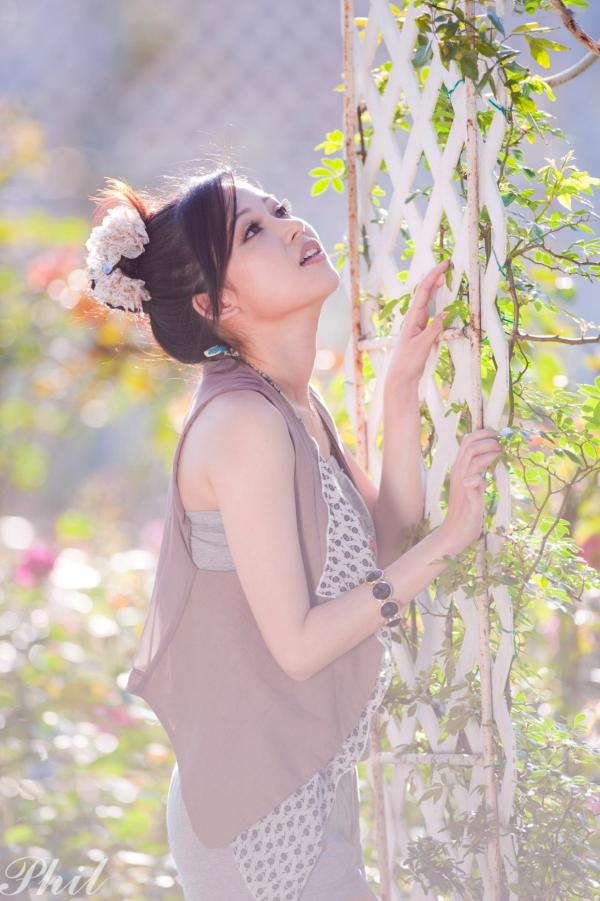    台湾女神Avy杜可薇花园户外清纯外拍，甜美阳光夏日吊带短裤写真集第100张图片