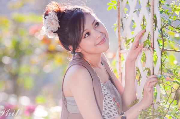    台湾女神Avy杜可薇花园户外清纯外拍，甜美阳光夏日吊带短裤写真集第101张图片