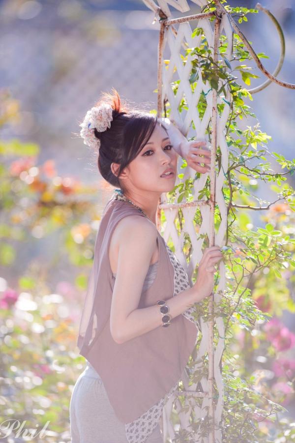    台湾女神Avy杜可薇花园户外清纯外拍，甜美阳光夏日吊带短裤写真集第102张图片