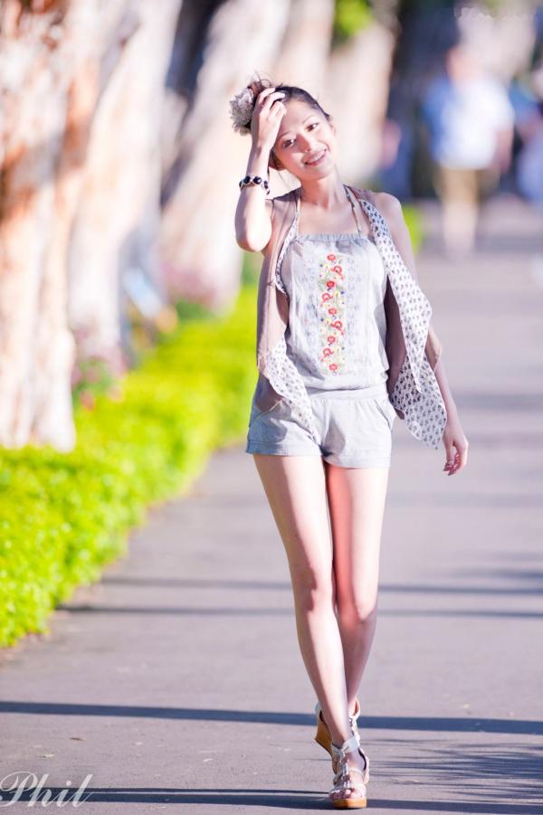    台湾女神Avy杜可薇花园户外清纯外拍，甜美阳光夏日吊带短裤写真集第108张图片