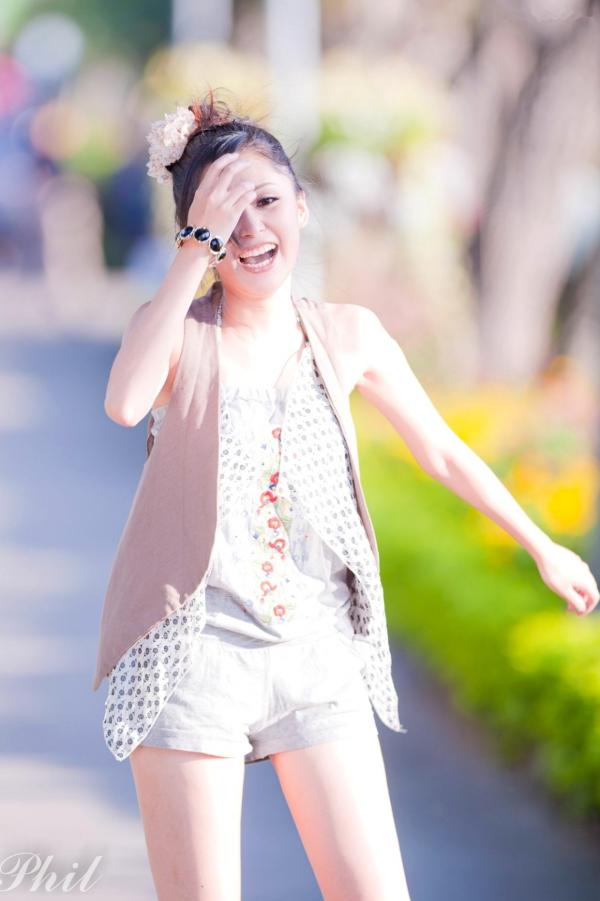    台湾女神Avy杜可薇花园户外清纯外拍，甜美阳光夏日吊带短裤写真集第111张图片