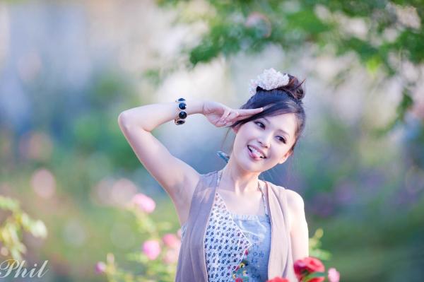    台湾女神Avy杜可薇花园户外清纯外拍，甜美阳光夏日吊带短裤写真集第112张图片