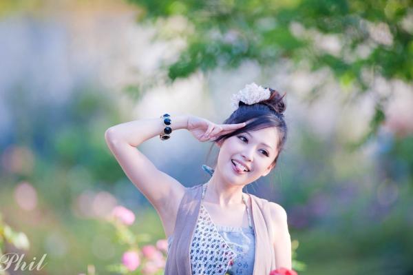   台湾女神Avy杜可薇花园户外清纯外拍，甜美阳光夏日吊带短裤写真集第113张图片