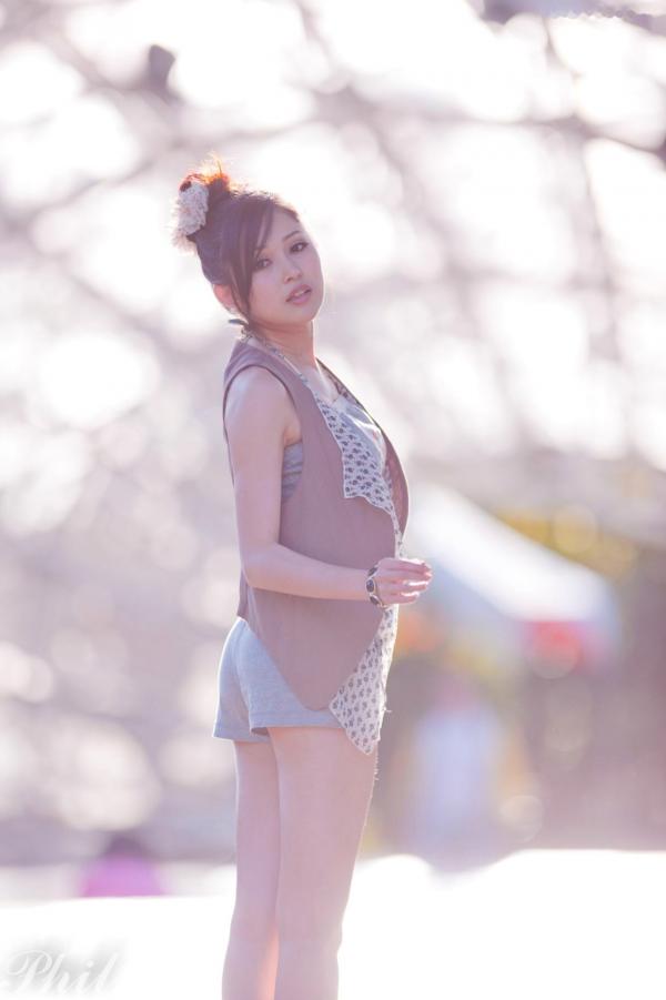    台湾女神Avy杜可薇花园户外清纯外拍，甜美阳光夏日吊带短裤写真集第114张图片