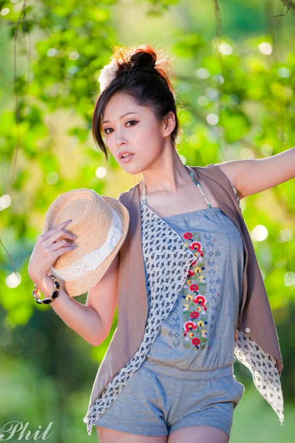    台湾女神Avy杜可薇花园户外清纯外拍，甜美阳光夏日吊带短裤写真集第126张图片