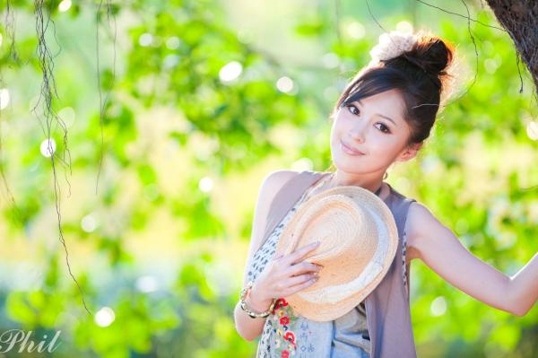    台湾女神Avy杜可薇花园户外清纯外拍，甜美阳光夏日吊带短裤写真集第132张图片