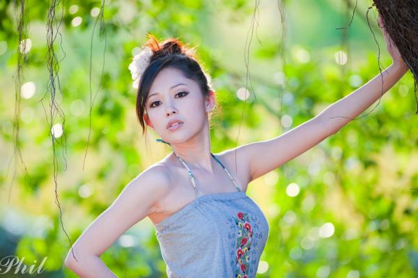    台湾女神Avy杜可薇花园户外清纯外拍，甜美阳光夏日吊带短裤写真集第134张图片