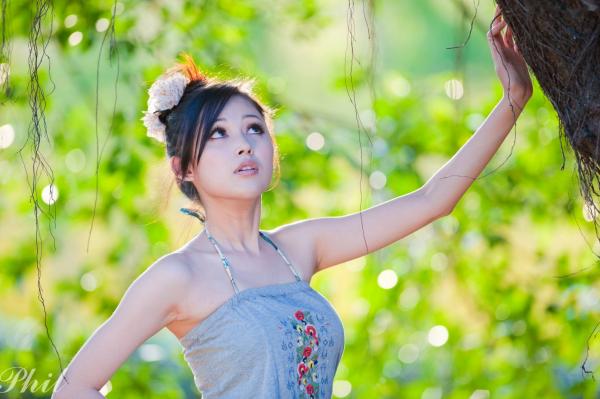    台湾女神Avy杜可薇花园户外清纯外拍，甜美阳光夏日吊带短裤写真集第135张图片