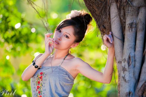    台湾女神Avy杜可薇花园户外清纯外拍，甜美阳光夏日吊带短裤写真集第141张图片